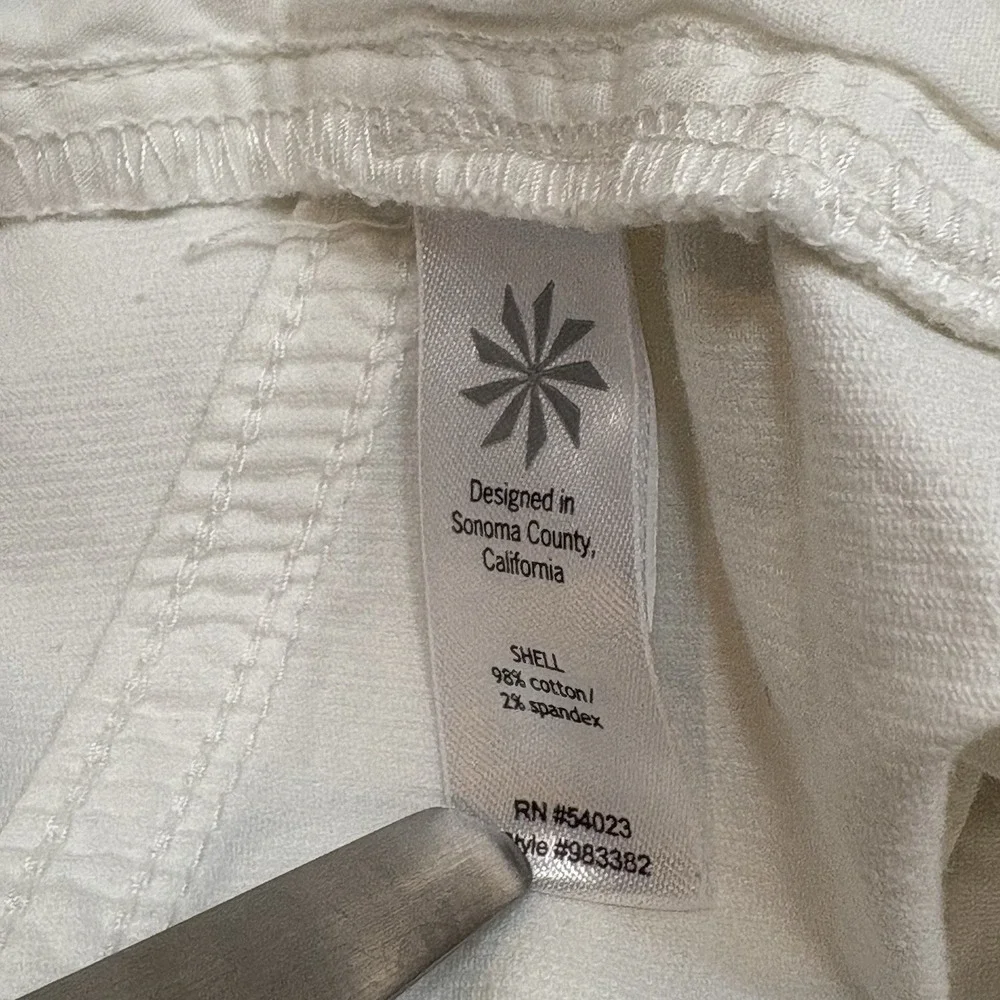 Athleta pica white